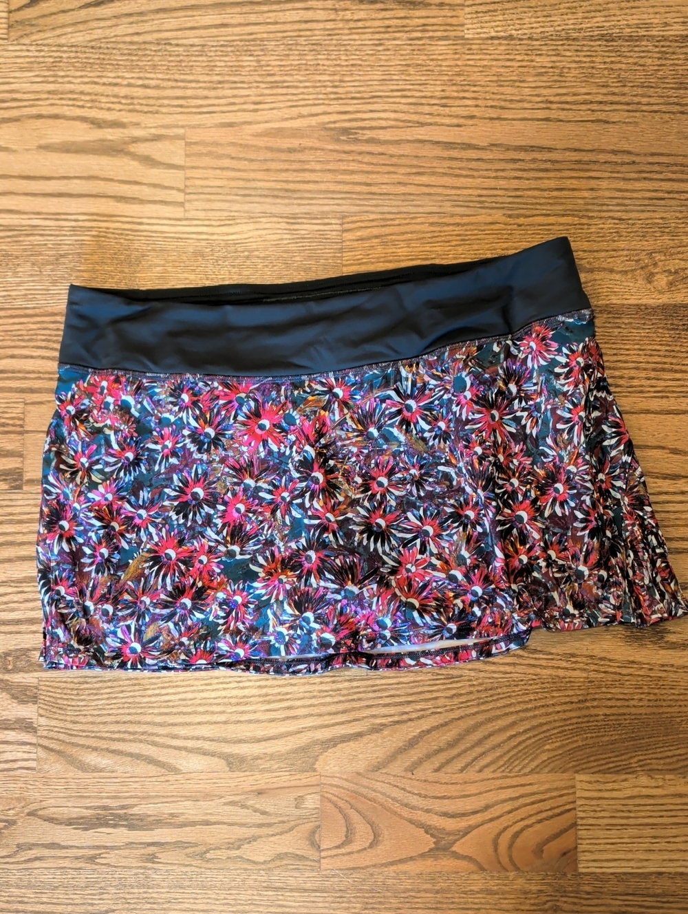 LULULEMON PLAY OFF THE PLEATS MID RISE SKIRT Size 12 Electric Floral Flower